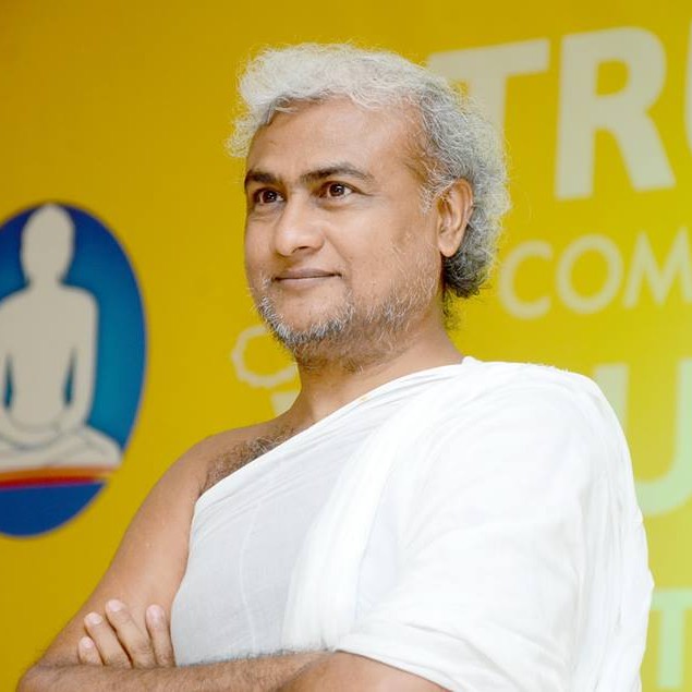 Aacharya Shri Naypadmasagar Ji in meditation